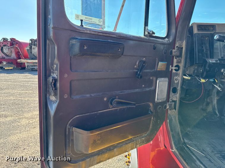 image for item EM2396 1993 International 4900 utility / service truck