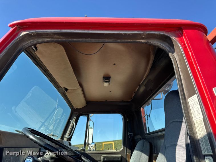 image for item EM2396 1993 International 4900 utility / service truck