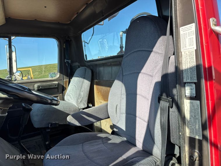 image for item EM2396 1993 International 4900 utility / service truck