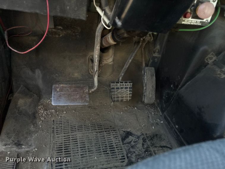 image for item EM2396 1993 International 4900 utility / service truck