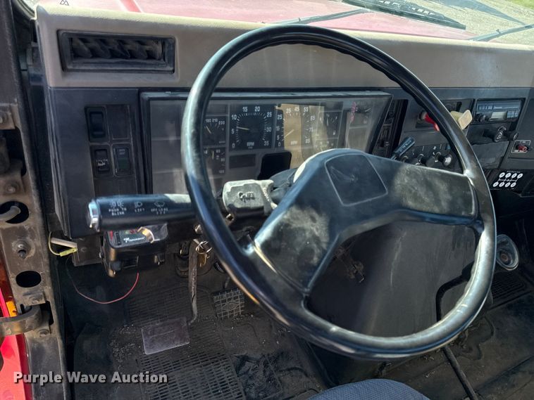 image for item EM2396 1993 International 4900 utility / service truck