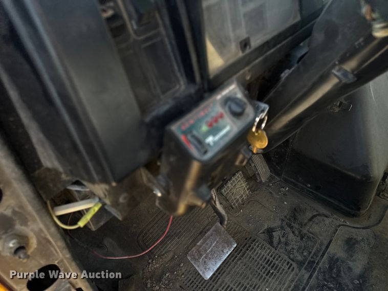 image for item EM2396 1993 International 4900 utility / service truck