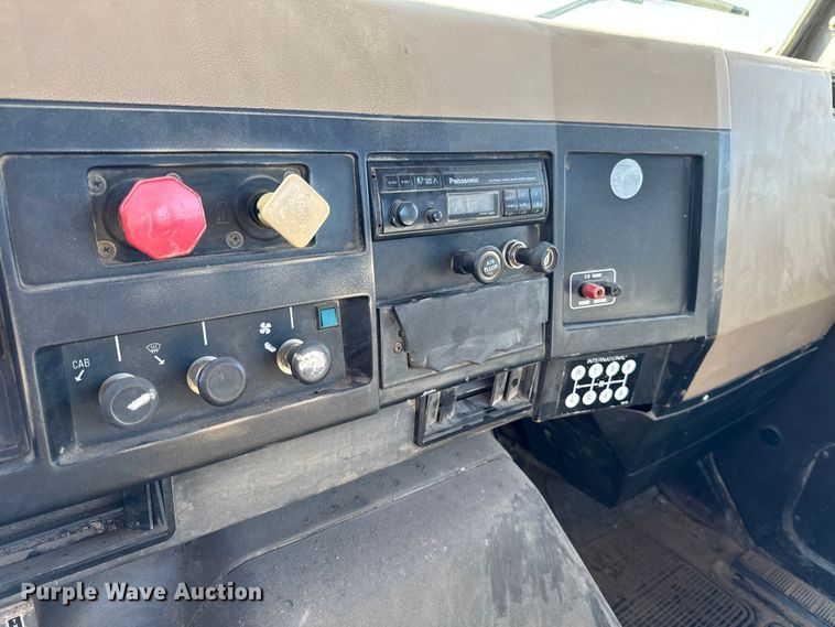 image for item EM2396 1993 International 4900 utility / service truck