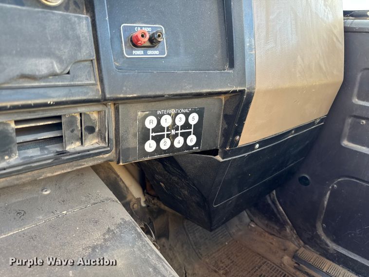 image for item EM2396 1993 International 4900 utility / service truck