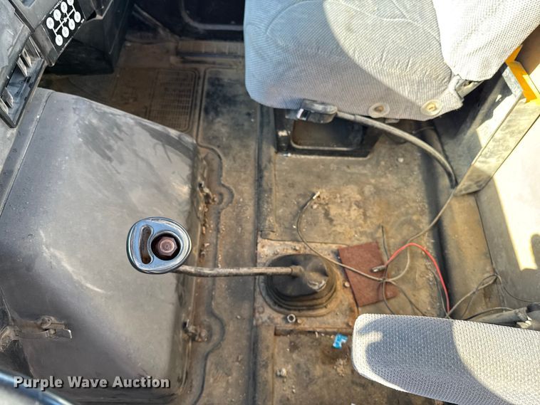 image for item EM2396 1993 International 4900 utility / service truck