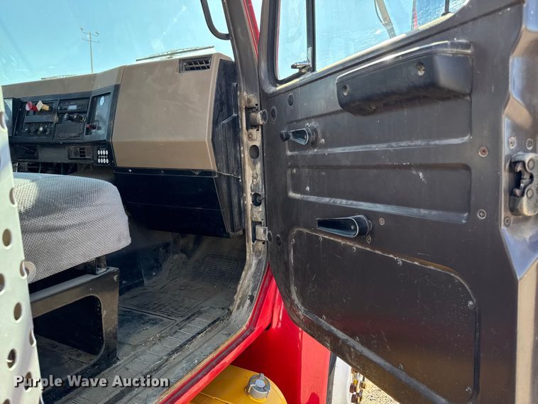 image for item EM2396 1993 International 4900 utility / service truck