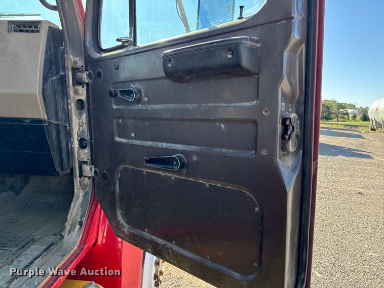 image for item EM2396 1993 International 4900 utility / service truck