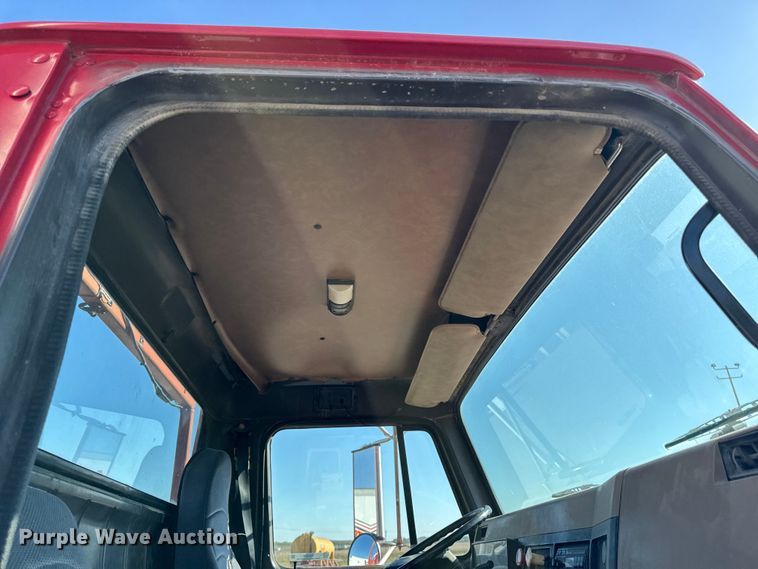 image for item EM2396 1993 International 4900 utility / service truck