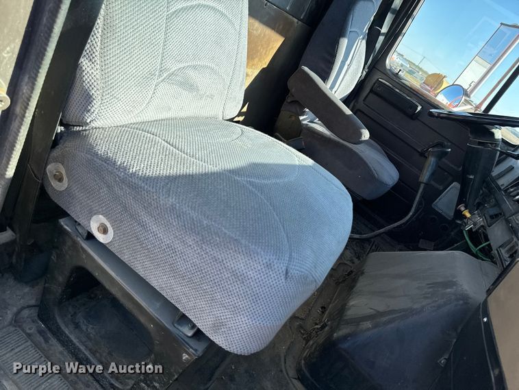 image for item EM2396 1993 International 4900 utility / service truck