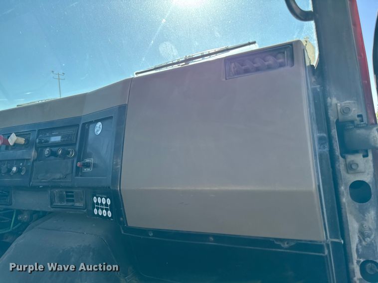 image for item EM2396 1993 International 4900 utility / service truck