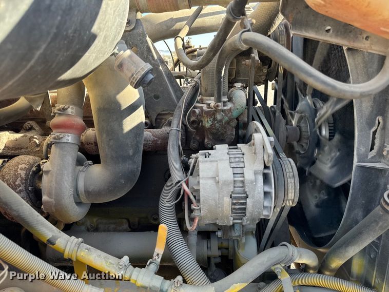 image for item EM2396 1993 International 4900 utility / service truck