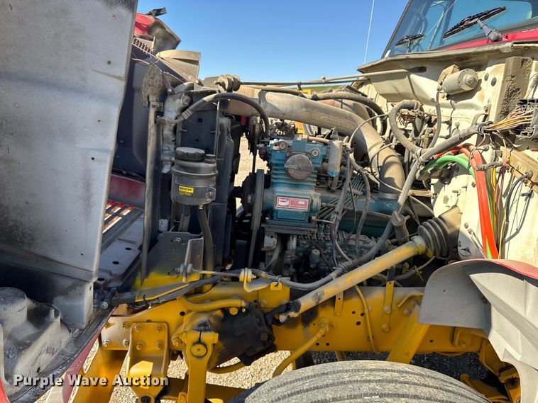 image for item EM2396 1993 International 4900 utility / service truck