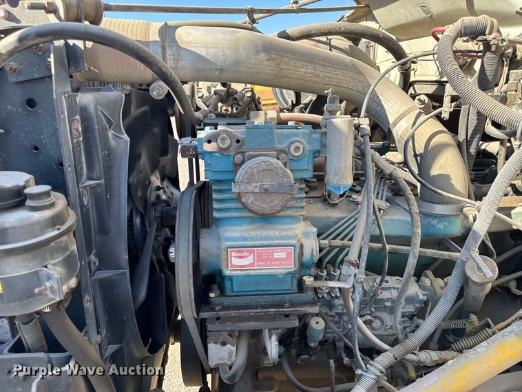 image for item EM2396 1993 International 4900 utility / service truck