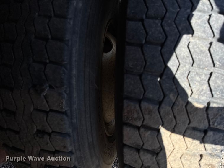 image for item EM2396 1993 International 4900 utility / service truck