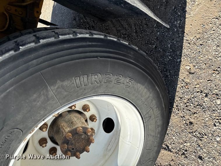 image for item EM2396 1993 International 4900 utility / service truck