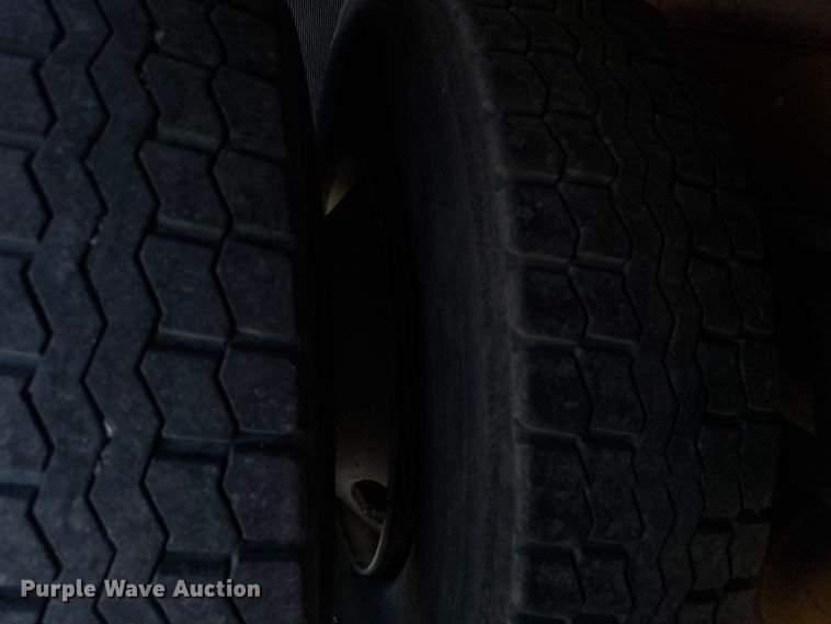 image for item EM2396 1993 International 4900 utility / service truck