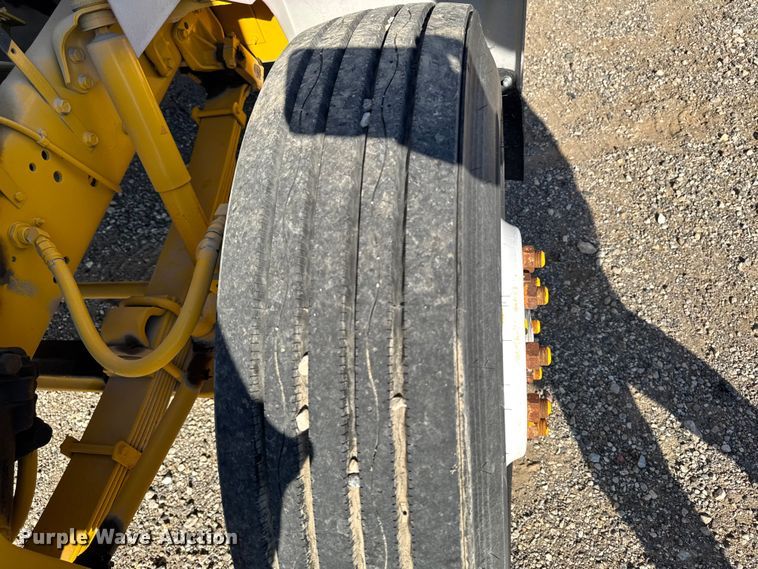 image for item EM2396 1993 International 4900 utility / service truck