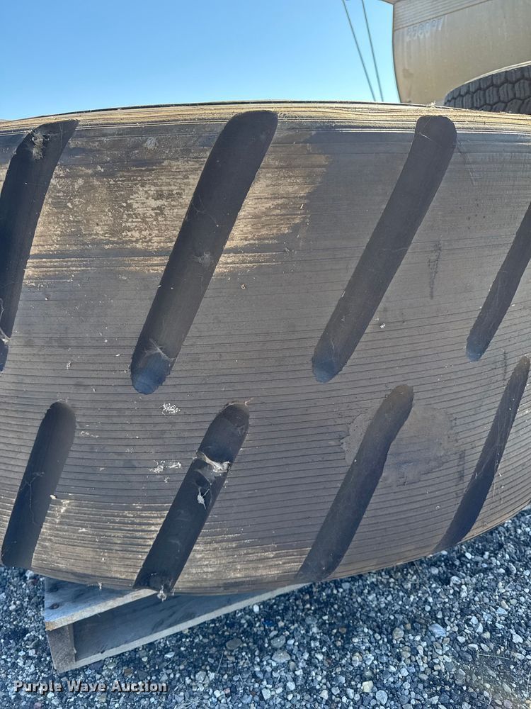 image for item EM2402 Goodyear HRL-3A tire