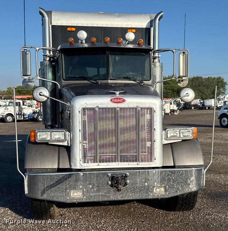 image for item EM8255 2005 Peterbilt 357 fuel / lube truck