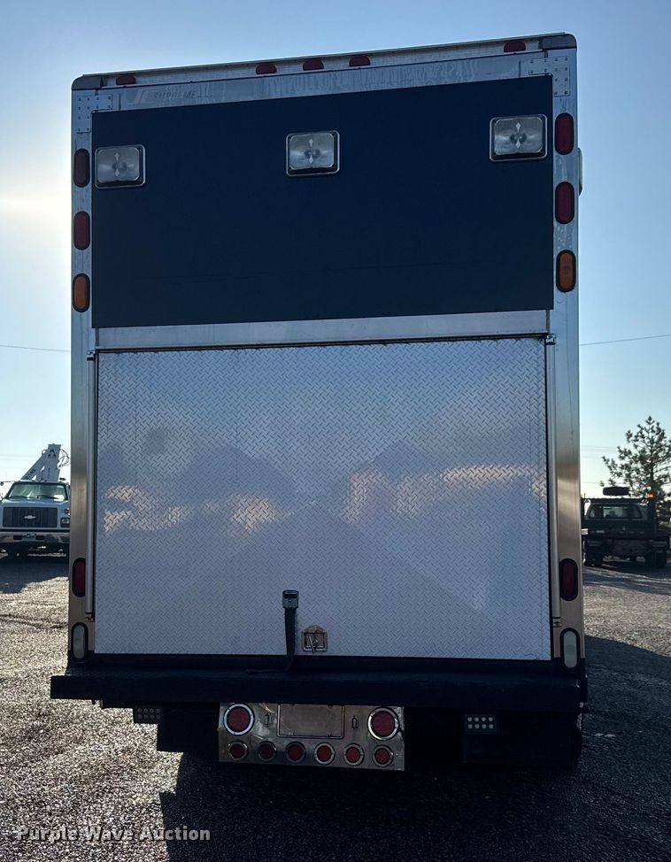 image for item EM8255 2005 Peterbilt 357 fuel / lube truck