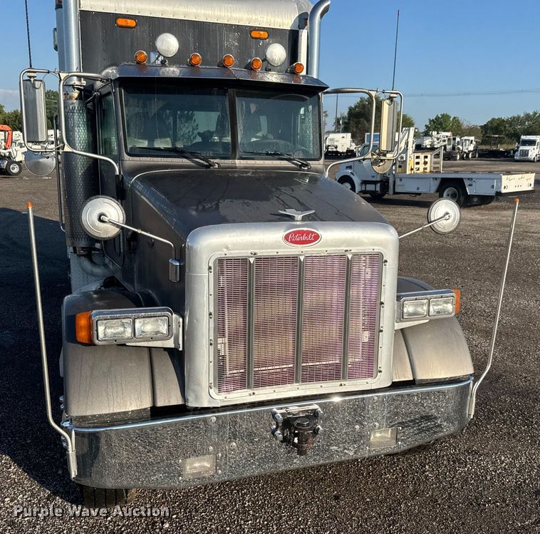 image for item EM8255 2005 Peterbilt 357 fuel / lube truck