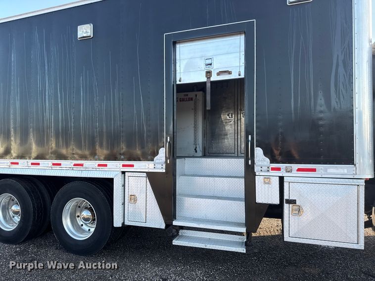 image for item EM8255 2005 Peterbilt 357 fuel / lube truck