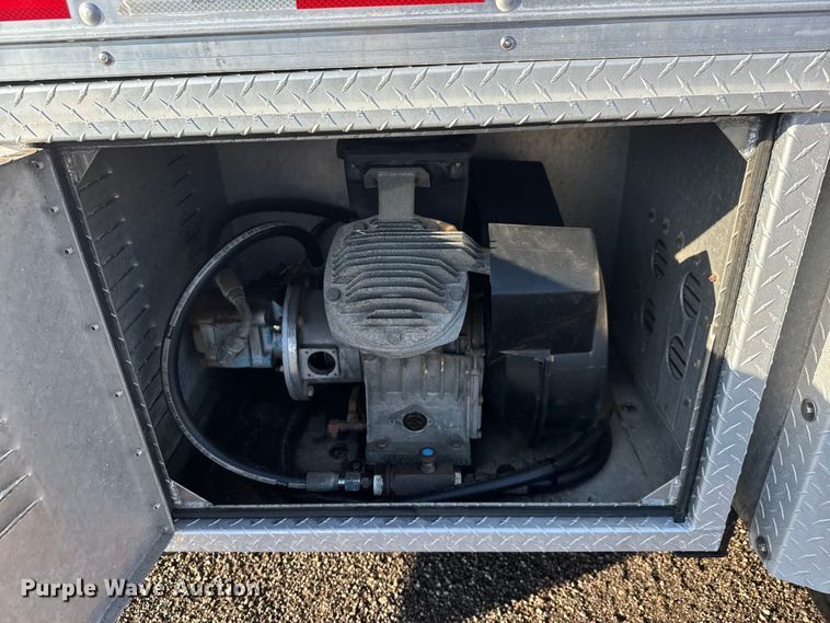 image for item EM8255 2005 Peterbilt 357 fuel / lube truck