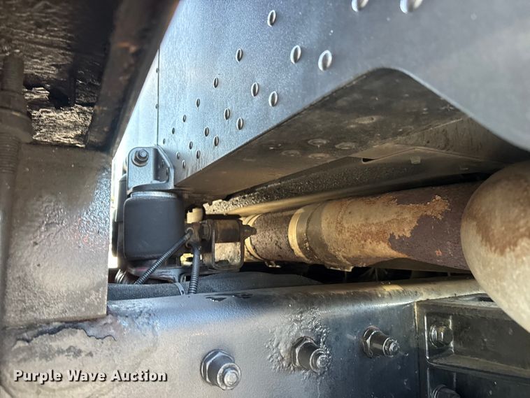 image for item EM8255 2005 Peterbilt 357 fuel / lube truck