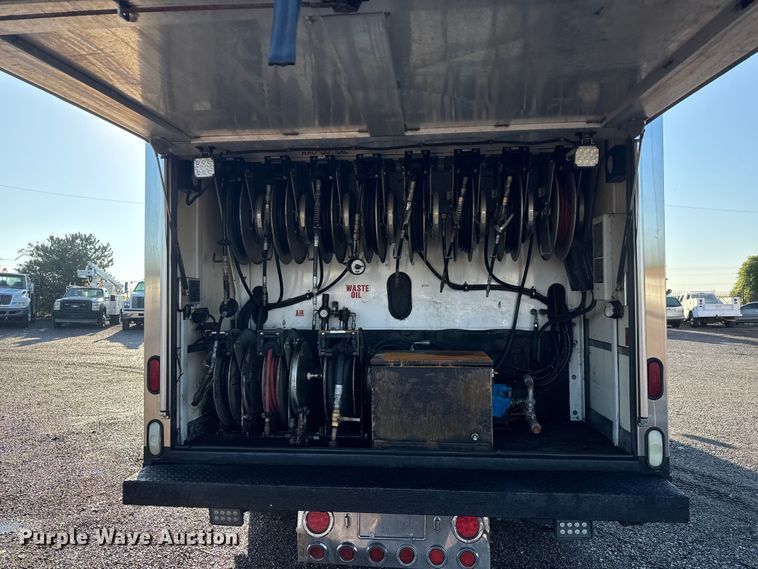 image for item EM8255 2005 Peterbilt 357 fuel / lube truck