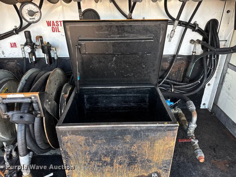 image for item EM8255 2005 Peterbilt 357 fuel / lube truck