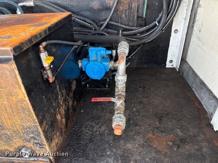 image for item EM8255 2005 Peterbilt 357 fuel / lube truck