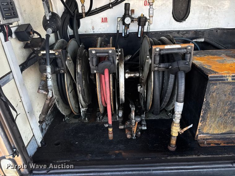 image for item EM8255 2005 Peterbilt 357 fuel / lube truck