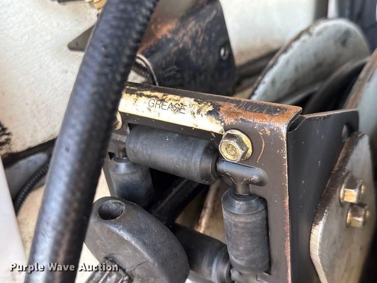 image for item EM8255 2005 Peterbilt 357 fuel / lube truck