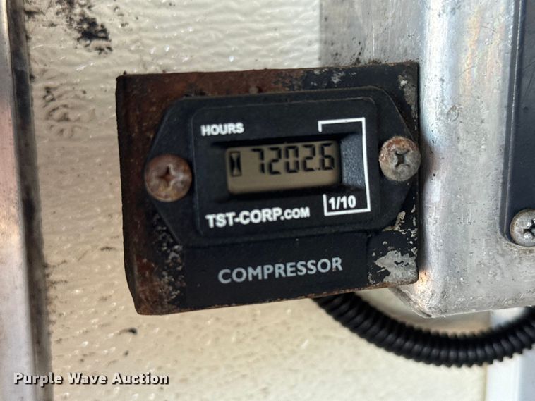 image for item EM8255 2005 Peterbilt 357 fuel / lube truck