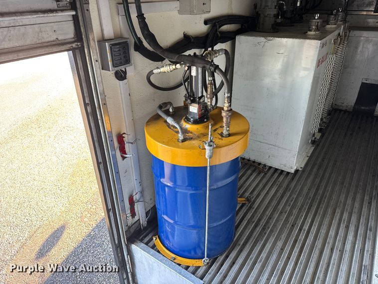 image for item EM8255 2005 Peterbilt 357 fuel / lube truck