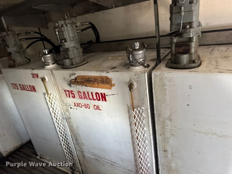 image for item EM8255 2005 Peterbilt 357 fuel / lube truck