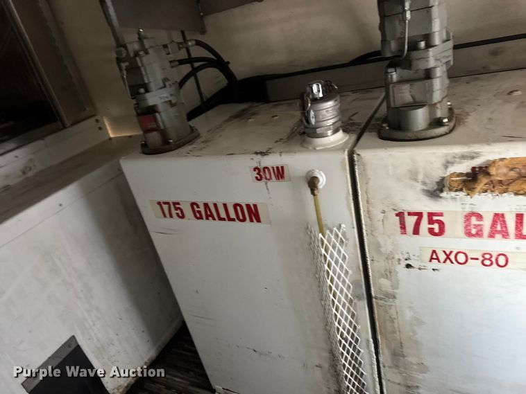 image for item EM8255 2005 Peterbilt 357 fuel / lube truck