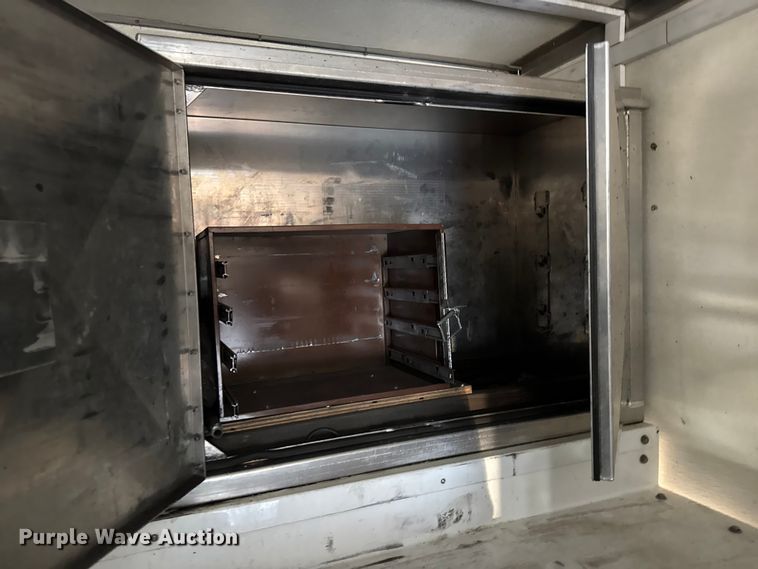 image for item EM8255 2005 Peterbilt 357 fuel / lube truck