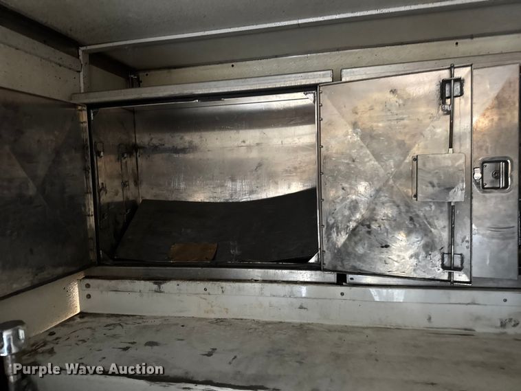 image for item EM8255 2005 Peterbilt 357 fuel / lube truck