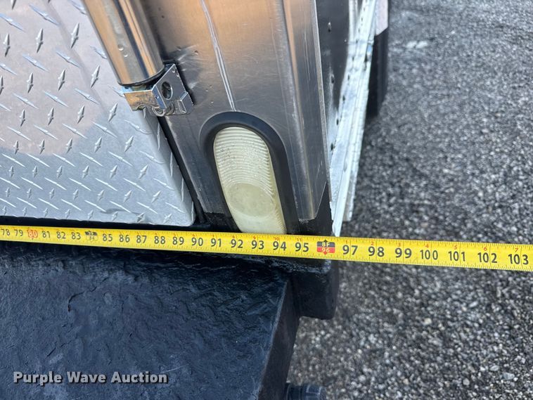 image for item EM8255 2005 Peterbilt 357 fuel / lube truck