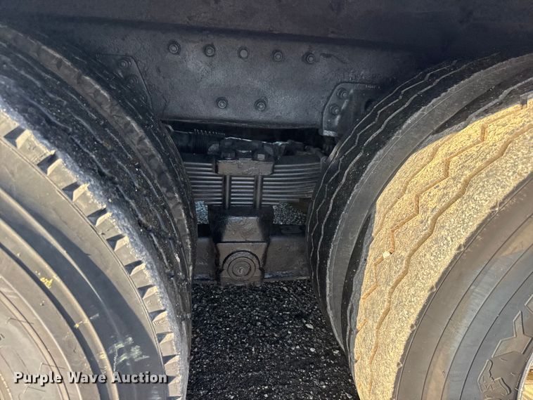 image for item EM8255 2005 Peterbilt 357 fuel / lube truck