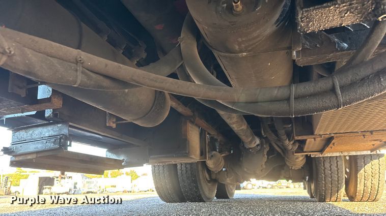 image for item EM8255 2005 Peterbilt 357 fuel / lube truck