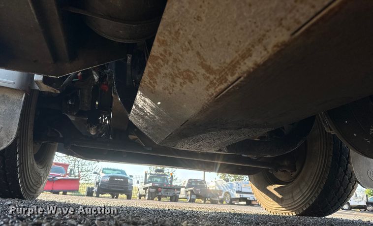 image for item EM8255 2005 Peterbilt 357 fuel / lube truck