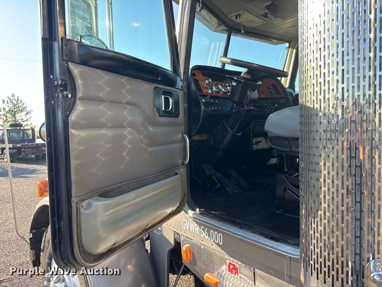 image for item EM8255 2005 Peterbilt 357 fuel / lube truck