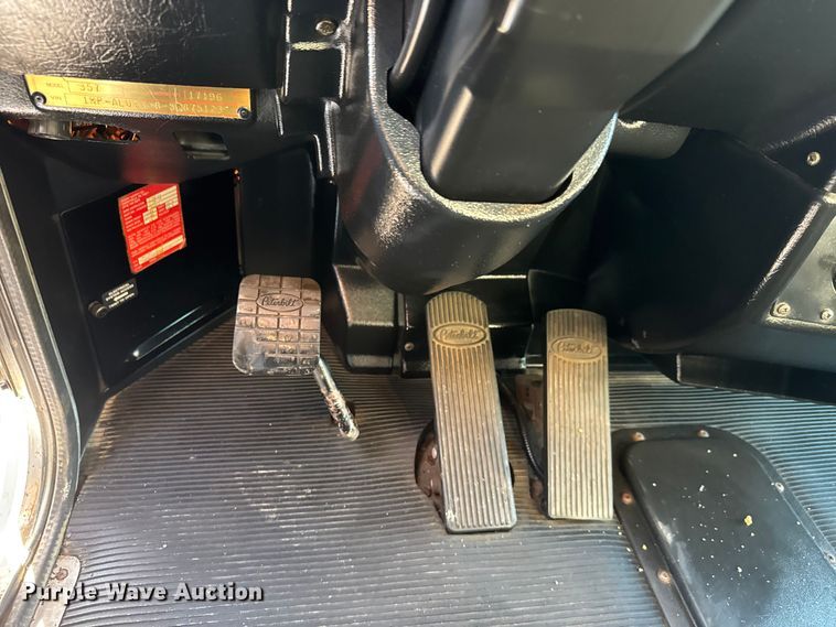 image for item EM8255 2005 Peterbilt 357 fuel / lube truck