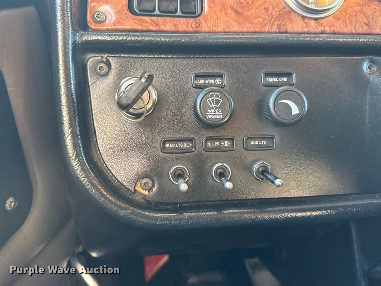 image for item EM8255 2005 Peterbilt 357 fuel / lube truck