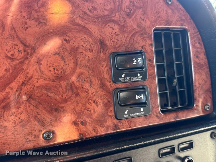 image for item EM8255 2005 Peterbilt 357 fuel / lube truck