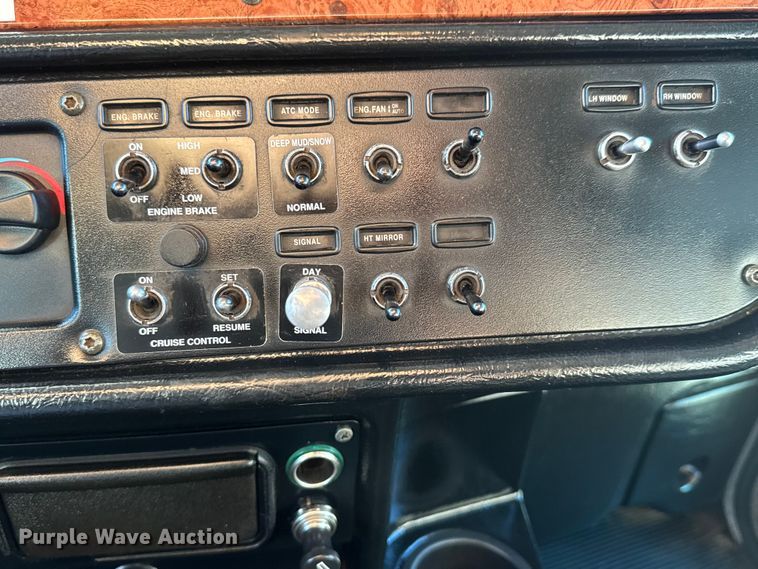 image for item EM8255 2005 Peterbilt 357 fuel / lube truck