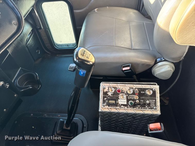 image for item EM8255 2005 Peterbilt 357 fuel / lube truck