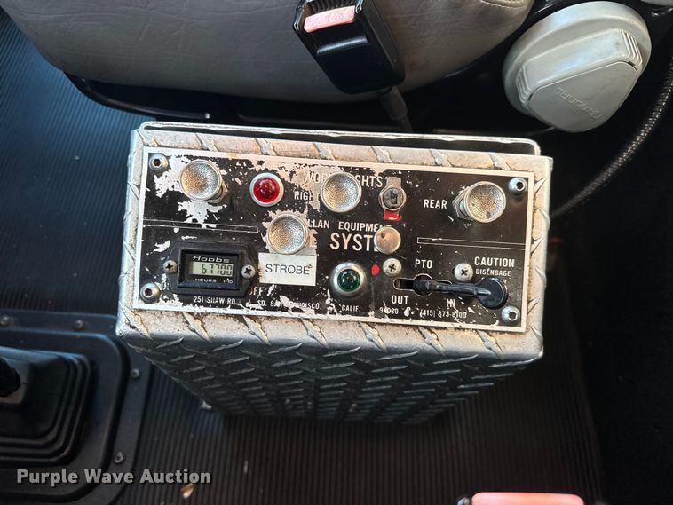 image for item EM8255 2005 Peterbilt 357 fuel / lube truck